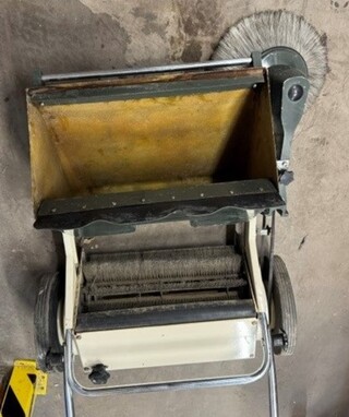 Veegmachine Wayne, creme, bouwjaar 2013